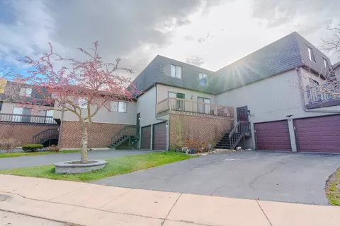 777 Golfview Dr, Roselle, IL 60172