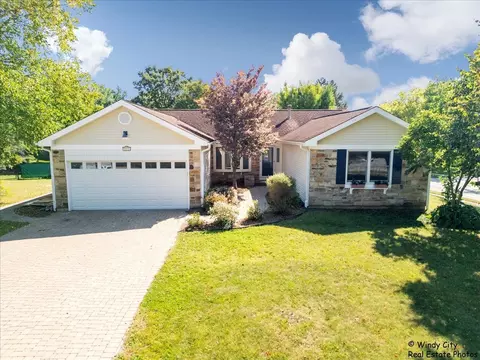 721 Brentwood Ct, Algonquin, IL 60102