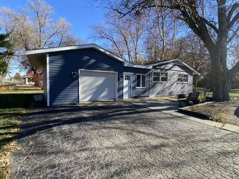 100 E Willow St, Fairbury, IL 61739 photo 4