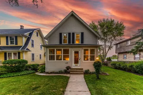 112 3rd St, Libertyville, IL 60048