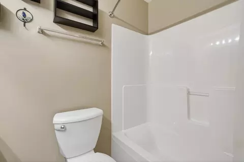 Bath - 234 Longview Dr, Elgin, IL 60124 photo 3 of 4