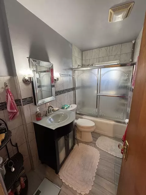 Bath - 886 E Thacker St, Des Plaines, IL 60016 photo 1 of 2