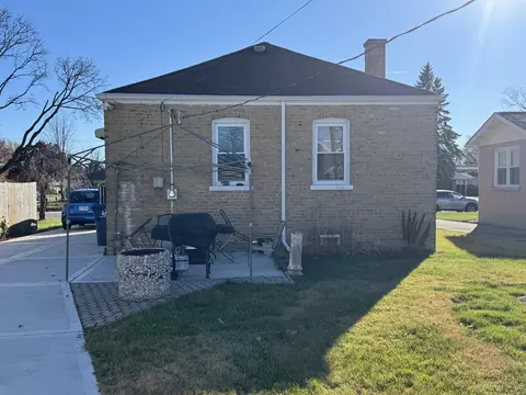 Exterior - 886 E Thacker St, Des Plaines, IL 60016 photo 5 of 5