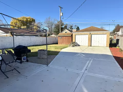 Exterior - 886 E Thacker St, Des Plaines, IL 60016 photo 3 of 5
