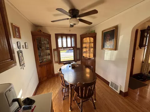 Dining - 886 E Thacker St, Des Plaines, IL 60016 photo 2 of 2