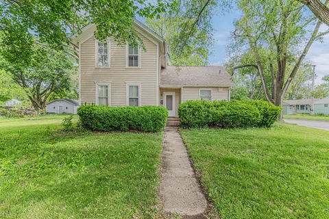 552 Walnut Ave, Elgin, IL 60123