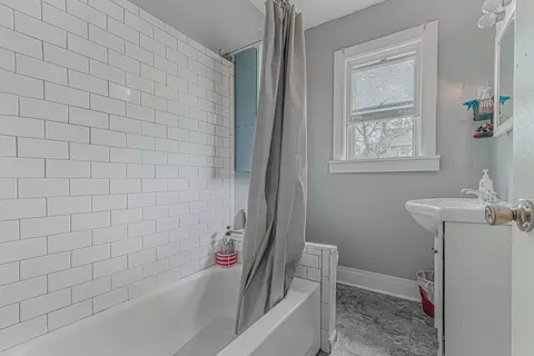 Bath - 552 Walnut Ave, Elgin, IL 60123 photo 1 of 2