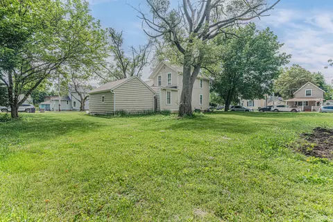 Exterior - 552 Walnut Ave, Elgin, IL 60123 photo 2 of 3