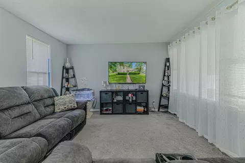 Living - 552 Walnut Ave, Elgin, IL 60123 photo 1 of 3