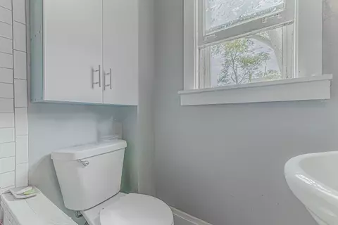 Bath - 552 Walnut Ave, Elgin, IL 60123 photo 2 of 2