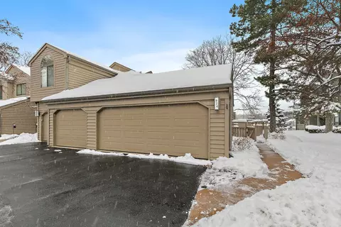 924 Shoreline Rd, Lake Barrington, IL 60010