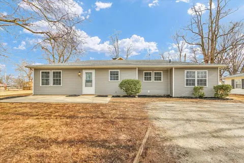 221 Augusta Dr, Mahomet, IL 61853