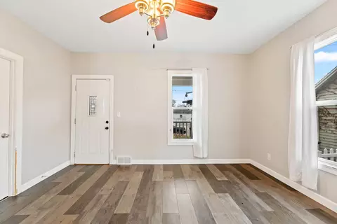 Living - 809 Poplar St, Ottawa, IL 61350 photo 2 of 3