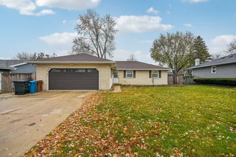 1071 Almond Dr, Aurora, IL 60506