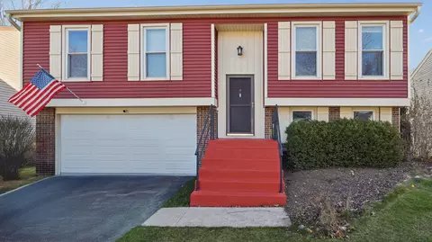 595 Stafford Dr, Roselle, IL 60172