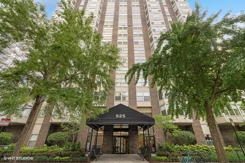 525 W Hawthorne Pl #201, Chicago, IL 60657