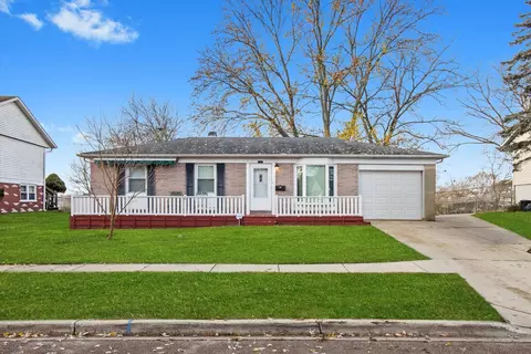 228 Kosan Cir, Streamwood, IL 60107