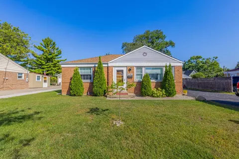 1966 Laura Ln, Des Plaines, IL 60018