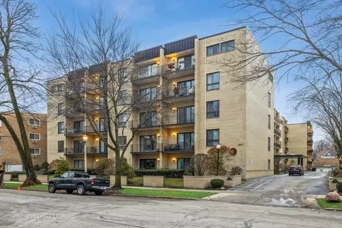 221 N Kenilworth Ave #213, Oak Park, IL 60302