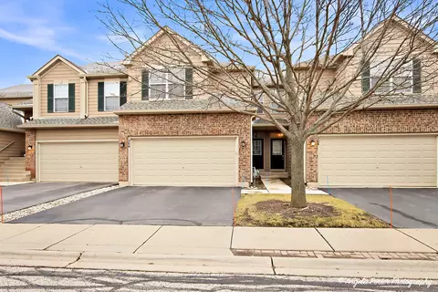 304 Whitaker Trl #2-4, Mchenry, IL 60050