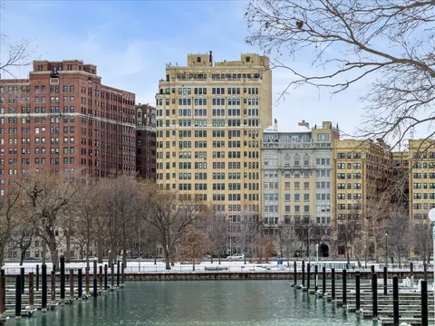 3300 N Lake Shore Dr #10D, Chicago, IL 60657