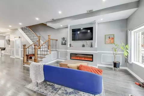 Living - 4049 S Indiana Ave, Chicago, IL 60653 photo 1 of 2