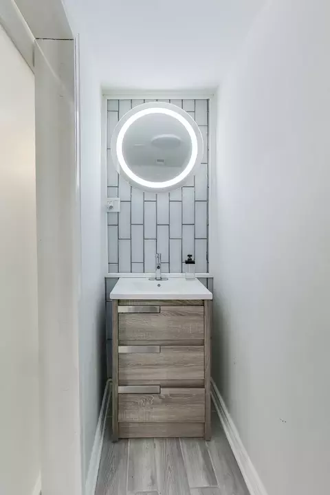 Bath - 4049 S Indiana Ave, Chicago, IL 60653 photo 1 of 2