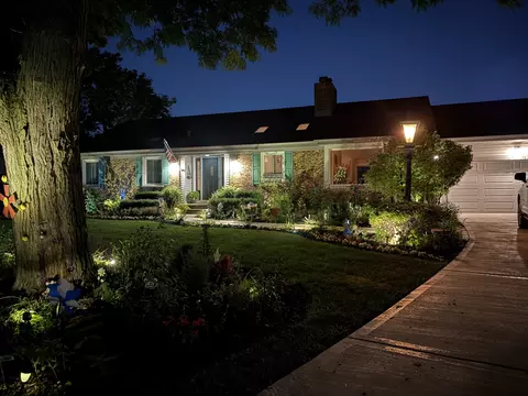 2830 S Briarwood Dr, Arlington Heights, IL 60005