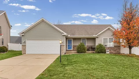 1713 Hunters Ridge Ct, Mahomet, IL 61853