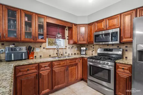 Kitchen - 1905 Chestnut Grove Dr, Plainfield, IL 60586 photo 1 of 2