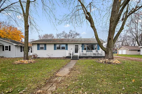 135 S Jackson Ave, Bradley, IL 60915