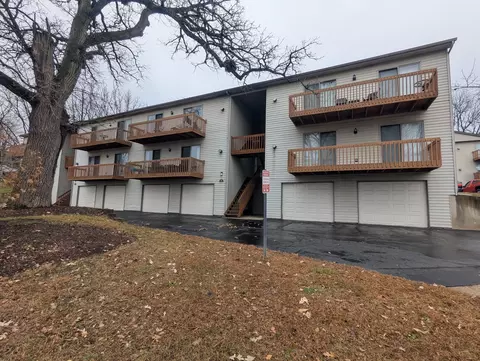300 Woodridge Cir #C, South Elgin, IL 60177