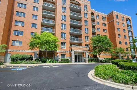 6801 N Milwaukee Ave #202, Niles, IL 60714