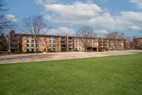 301 Lake Hinsdale Dr #311, Willowbrook, IL 60527