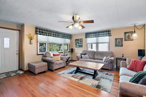 Living - 460 S Winfield Ave, Kankakee, IL 60901 photo 2 of 3