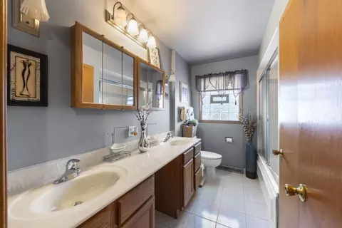 Bath - 5628 W Hawthorne Ave, Berkeley, IL 60163 photo 1 of 1