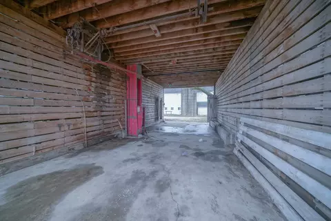 Entry Way - 2610 S Klinger Rd, Pecatonica, IL 61063 photo 4 of 4
