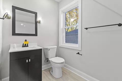 Bath - 727 Selborne Rd, Riverside, IL 60546 photo 1 of 2