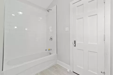 Bath - 727 Selborne Rd, Riverside, IL 60546 photo 2 of 2