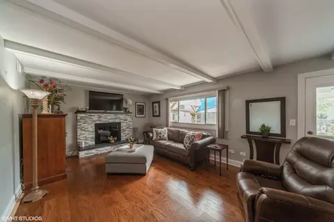 Living - 1049 Peace Dr, Wheeling, IL 60090 photo 4 of 4