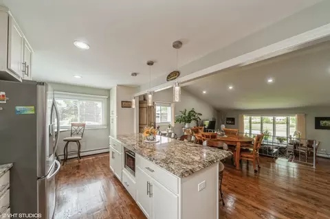Kitchen - 1049 Peace Dr, Wheeling, IL 60090 photo 3 of 4