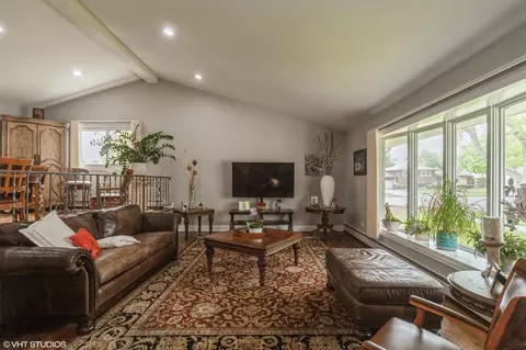 Living - 1049 Peace Dr, Wheeling, IL 60090 photo 3 of 4