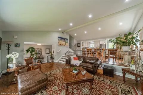 Living - 1049 Peace Dr, Wheeling, IL 60090 photo 2 of 4