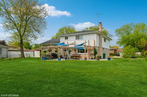 Exterior - 1049 Peace Dr, Wheeling, IL 60090 photo 2 of 3