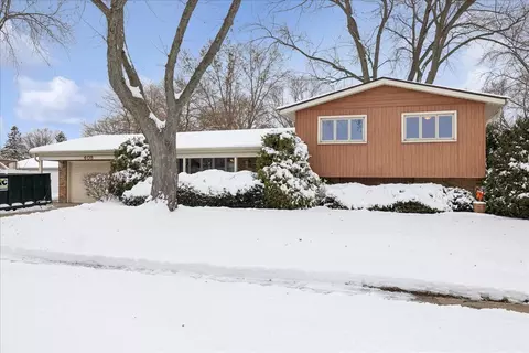 408 Buckingham Dr, Crystal Lake, IL 60014