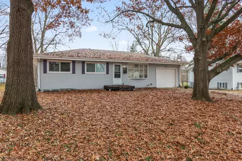 418 Standish Dr, Bloomington, IL 61704