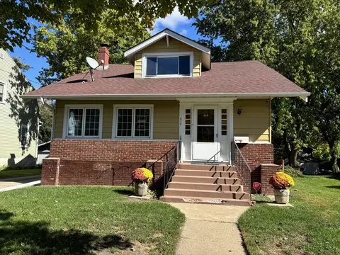 912 Clay St, Woodstock, IL 60098