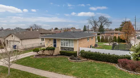 4820 W 106th St, Oak Lawn, IL 60453
