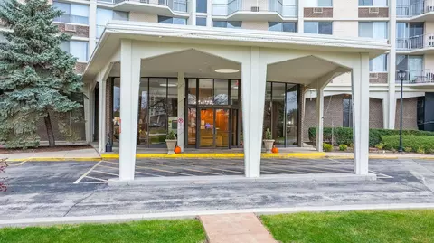 40 N Tower Rd #4M, Oak Brook, IL 60523