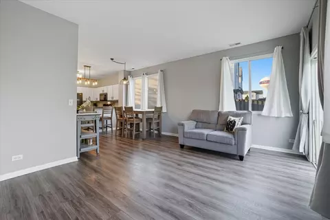 Living - 819 Daniel Dr, Minooka, IL 60447 photo 2 of 5
